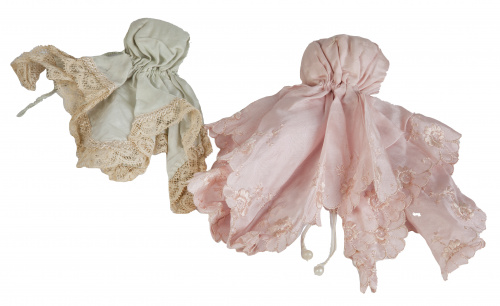 Dos bolsitas en seda azul y rosa, pp. del S. XX.