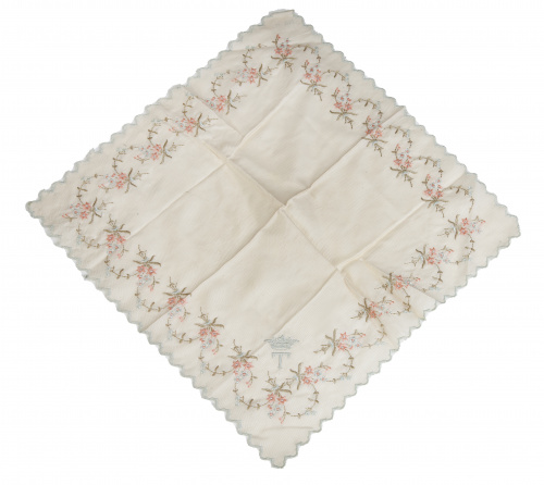 Pañuelo en seda bordada con flores en rosa y verde e inicia