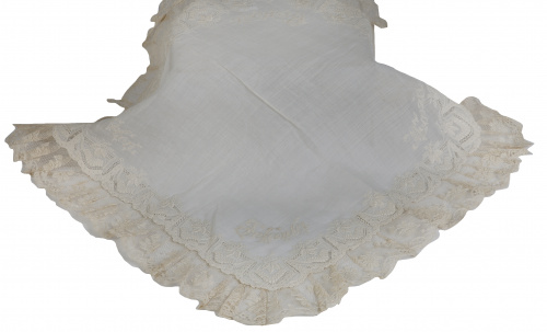 Pañuelo bordado con la inscripción "Infanta María Cristina 