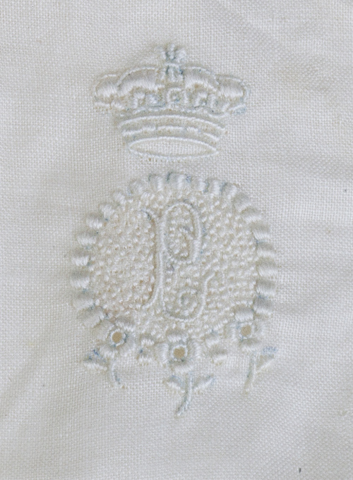 Pololo en hilo bordado con inicial "P" bajo corona real y c