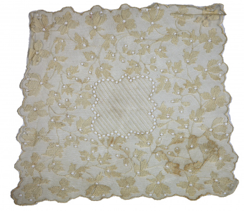 Pañuelo con flores bordadas, pp. del S. XX.