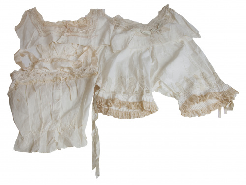 Lote formado por pololo con iniciales bordadas bajo corona 