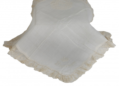 Pañuelo de batista con la inscripción "Borbón" bordada bajo