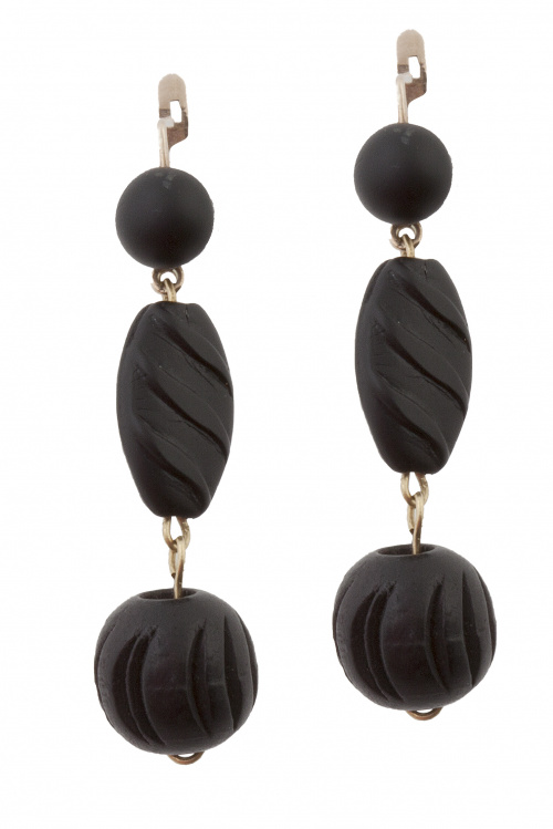 Pendientes largos de pp S. XX con tres piezas de azabache 