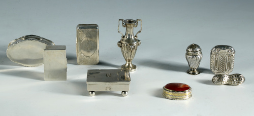 Cerillero modernista en plata en su color repujado, ff S.XI