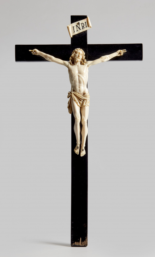 Cristo en marfil tallado.Sobre cruz de madera ebonizada,S
