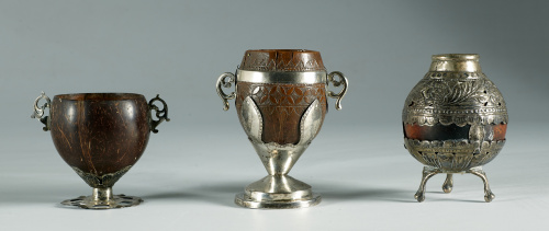 Mate con bombillaCoco montado en plata repujadaTrabajo gu