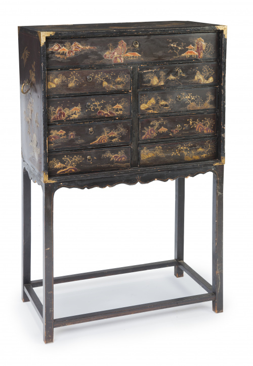Cabinet en madera lacada y dorada.Japón, S. XVIII.Pie d