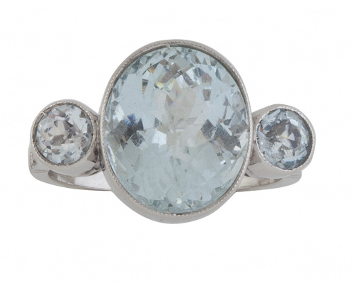 Sortija de aguamarina oval flanqueada por dos aguamarinas r