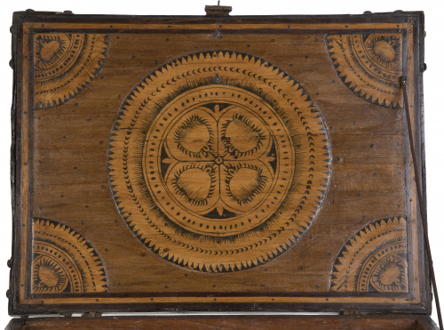 Escritorio de madera tropical, taracea y decoración a zulaq