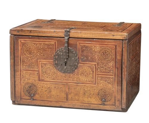 Escritorio con el escudo de la orden franciscana, de madera