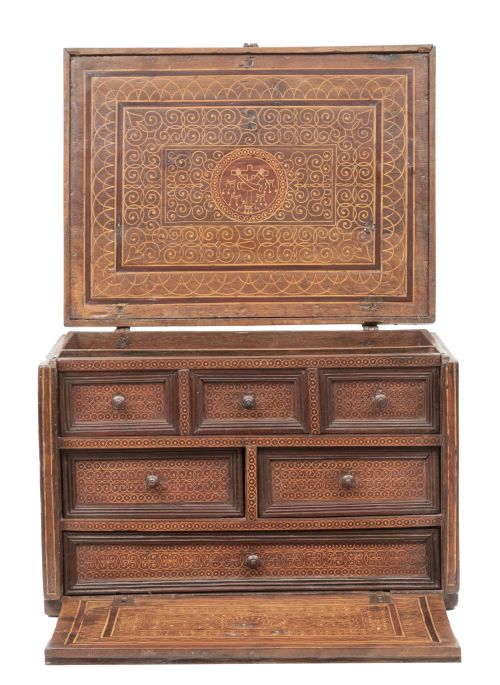 Escritorio con el escudo de la orden franciscana, de madera