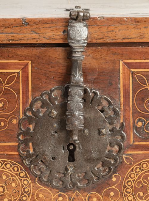 Escritorio con el escudo de la orden franciscana, de madera