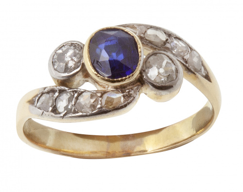 Sortija de pp. S. XX con zafiro central oval entre dos bril