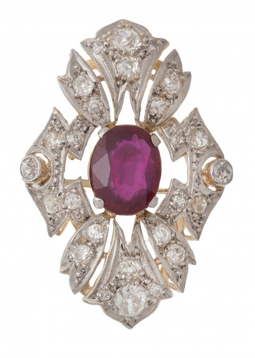 Sortija en forma de flor con rubí oval central de 3,30 ct