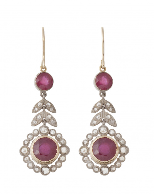 Pendientes largos de rubíes y diamantes con motivo principa