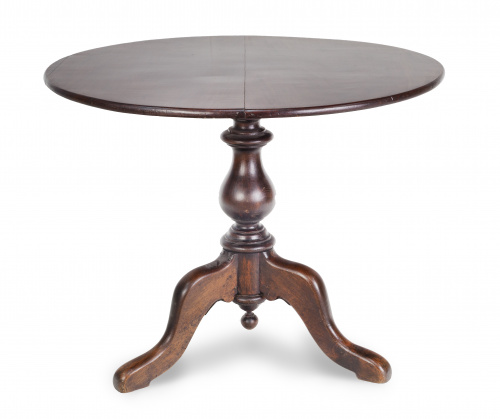 Mesa sobre pies de trípode.Inglaterra, S. XIX.