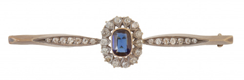  Broche barra pp. S. XX con zafiro central de talla oval y 