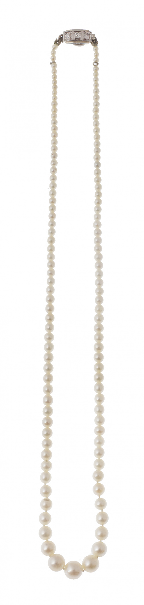 Delicado collar de perlas de pp. S. XX con tamaño creciente