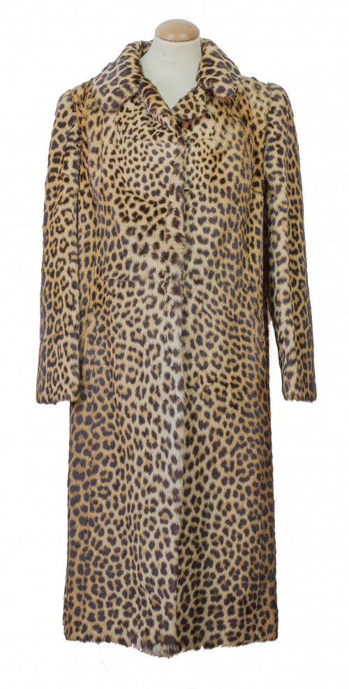 Abrigo largo de leopardo con cuello de solapa corta