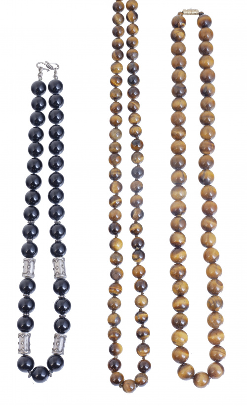 Lote de dos collares de ojo de tigre y uno de ónix