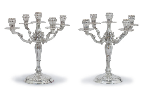 Pareja de candelabros de cinco luces en plata española, S. 