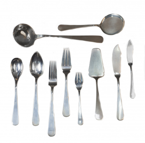 Parte de una cubertería en plata con iniciales MV, h.1900.