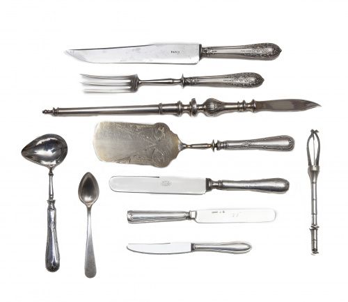 Lote de varias piezas formado por: cinco cucharillas, dieci