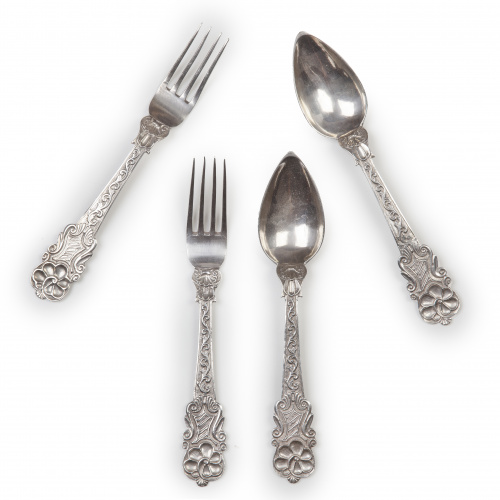 Juego de dos cucharas y dos tenedores de plata con decoraci