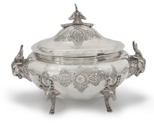 Sopera oval con cabezas de ciervo en plata mexicana con pun