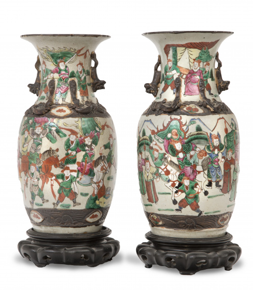 Pareja de jarrones de cerámica esmaltada decorados con guer