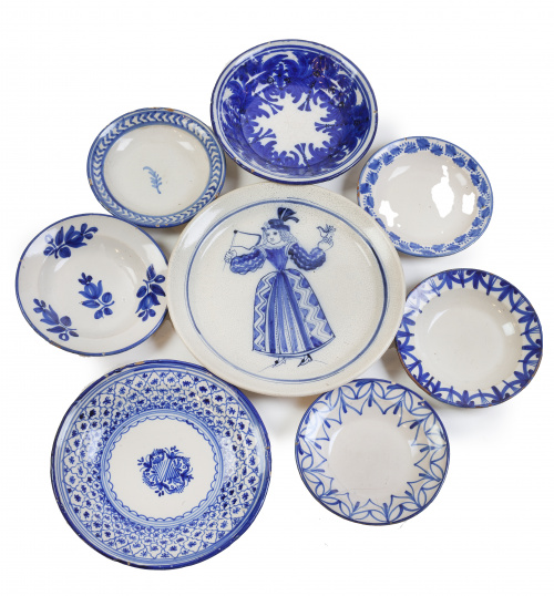 Lote de ocho platos de cerámica en azul y blanco, uno con p