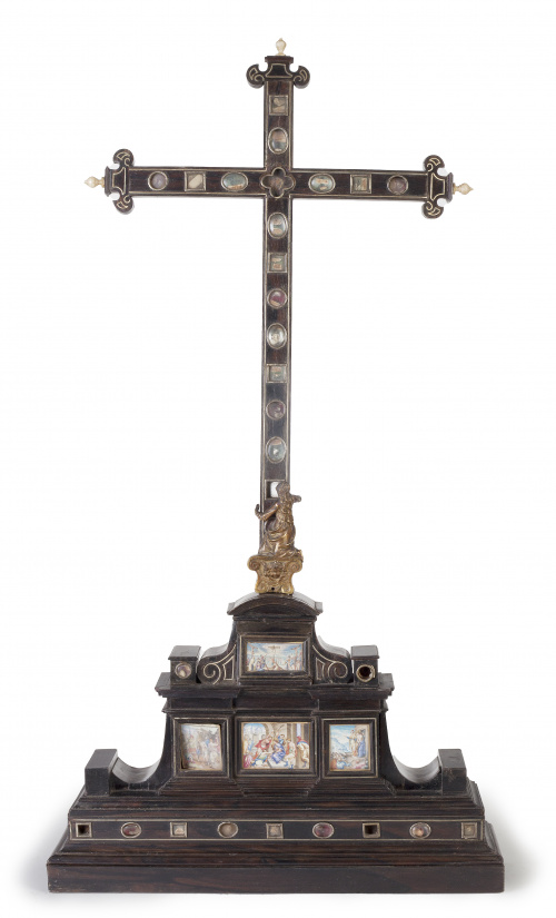 Cruz relicario de madera de ébano, con aplicaciones de marf