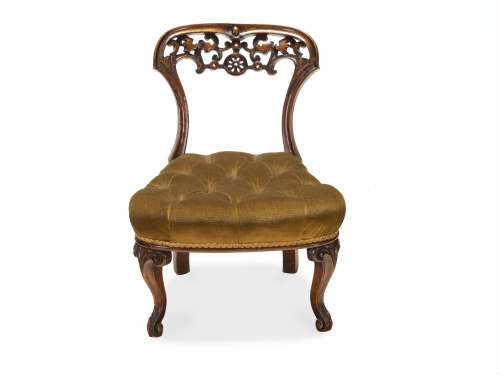 Silla descalzadora de madera de nogal con tapicería capiton