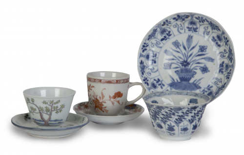 Lote de tres tazas con sus platitos de porcelana esmaltada.