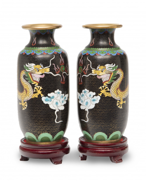 Pareja de jarrones con esmalte cloisoné decorados con drago