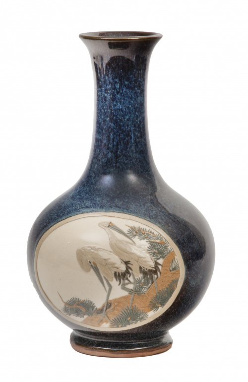 Jarrón en cerámica azul con medallón con garzas.China, pp
