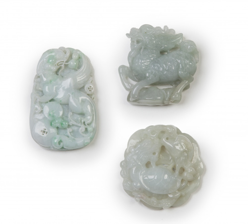 Lote de tres jades tallados con dragones.China, pp. del S