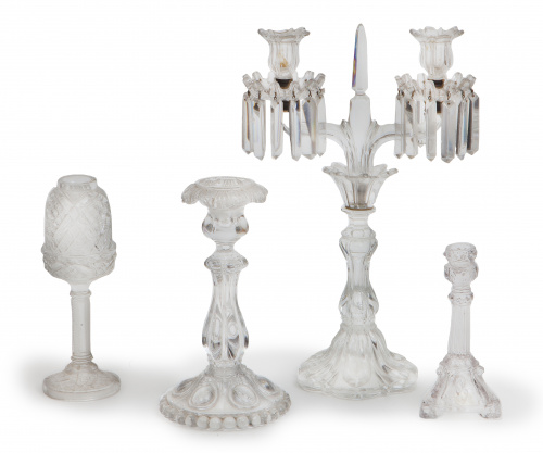 Lote de dos candeleros, un candelabro y otra pieza de cista