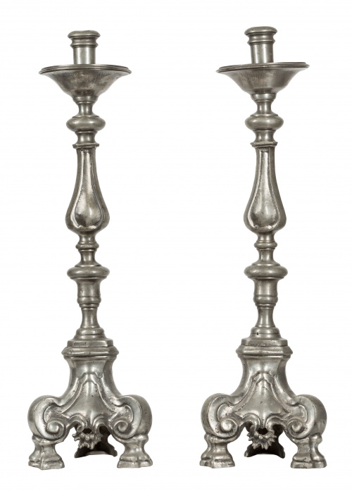 Pareja de hacheros de estilo barroco de estaño.España, S.