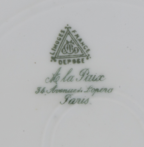 Vajilla en porcelana esmaltada estilo Luis XVI, con flores 