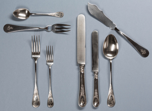 Cubertería de 12 servicios de plata, decorada con cincelado