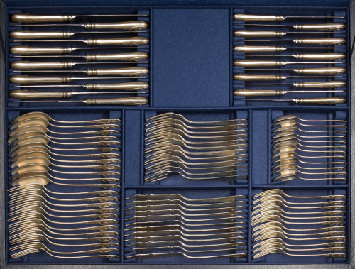 Cubertería de 12 servicios de plata, decorada con cincelado