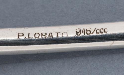 Cubertería de 12 servicios de plata, decorada con cincelado