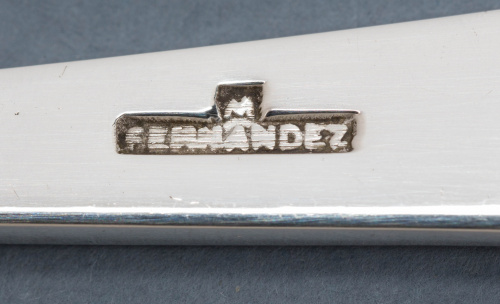 Cubertería de 12 servicios de plata, decorada con cincelado