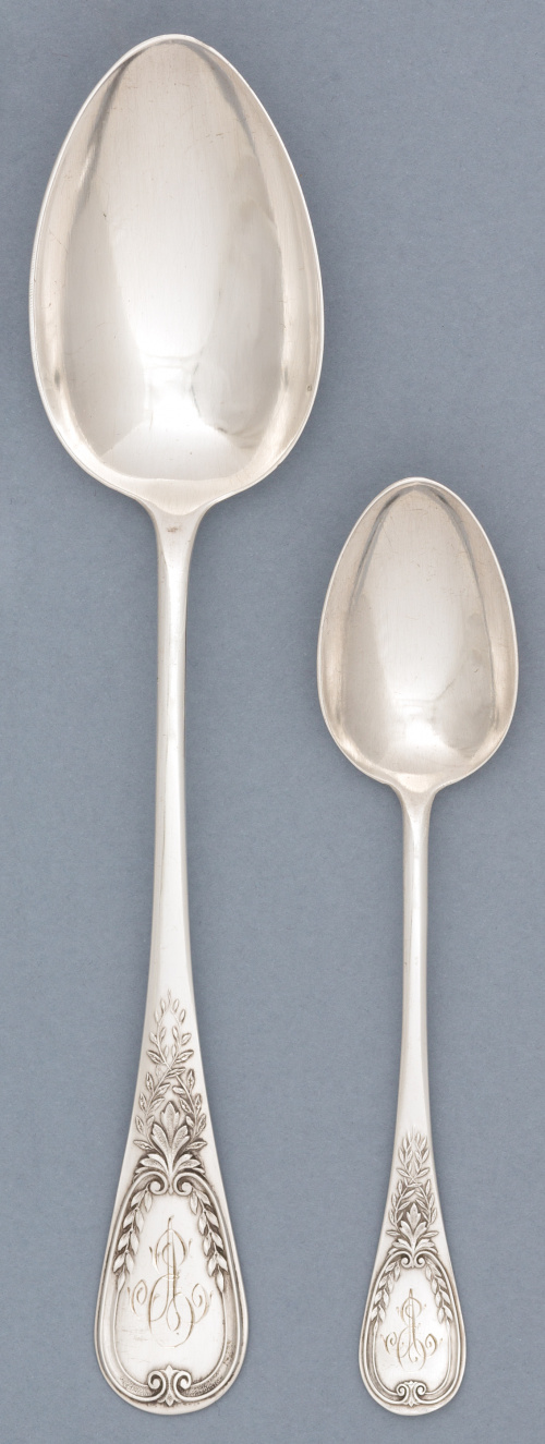 Cubertería de 12 servicios de plata, decorada con cincelado