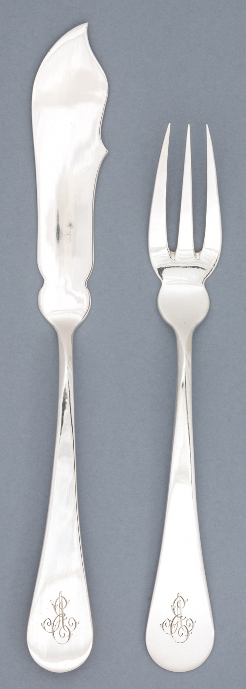 Cubertería de 12 servicios de plata, decorada con cincelado