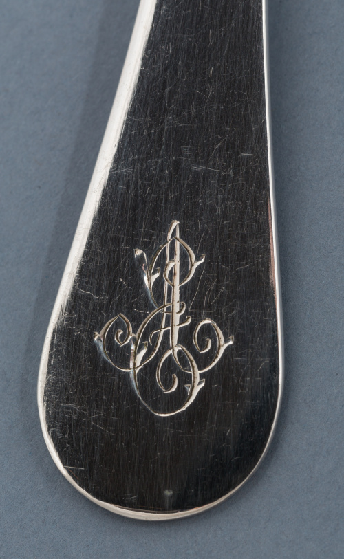 Cubertería de 12 servicios de plata, decorada con cincelado