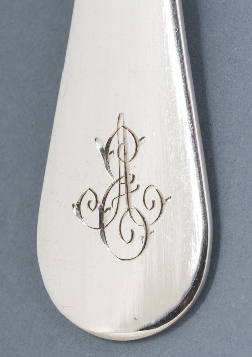 Cubertería de 12 servicios de plata, decorada con cincelado