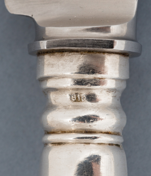 Cubertería de 12 servicios de plata, decorada con cincelado